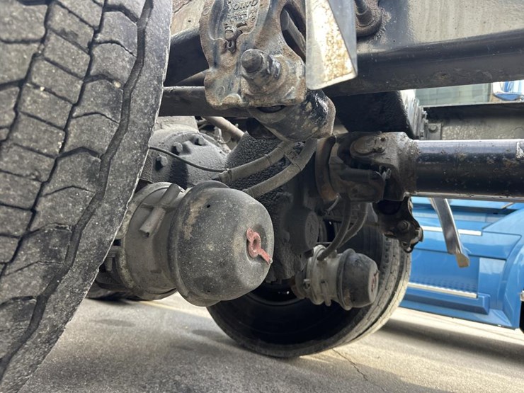 2012-volvo-10-image-40