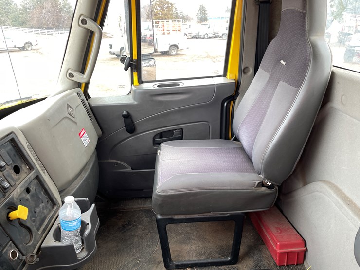 #1030-•-2011-international-truck-tractor-(has-mn-title)-image-20