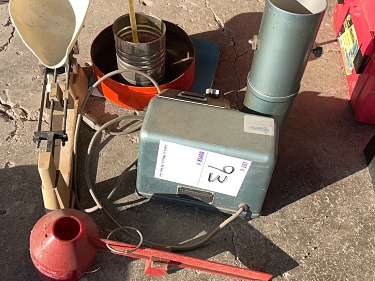 motompco-moisture-tester,-complete-unit-with-scales,-book,-cup,-thermometer-image-1