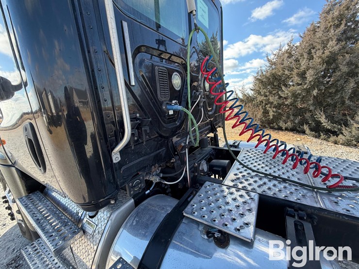 2015-freightliner-cascadia-125-image-18