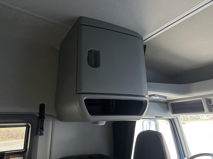 #2224-•-2025-volvo-vnl-sleeper-cab-semi-truck-tractor-image-52