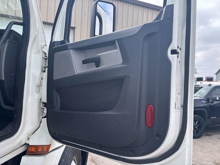 2018-freightliner-cascadia-126-image-23