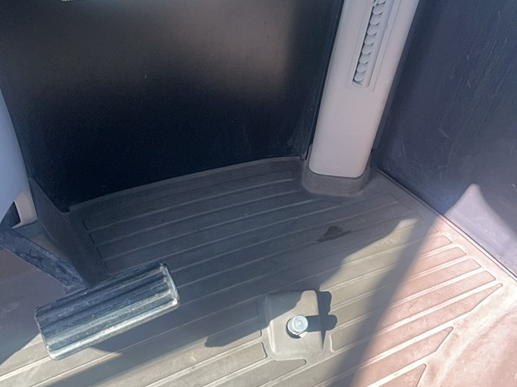 2016-john-deere-9520r-image-172