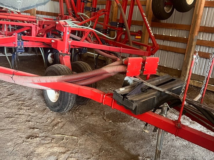 lot-10.-morris-air-seeder,-tow-between-with-10"-eagle-beaks,-new-seed-meter-unit,-pristine-condition,-always-shedded,-highly-maintained,-none-nicer-image-15