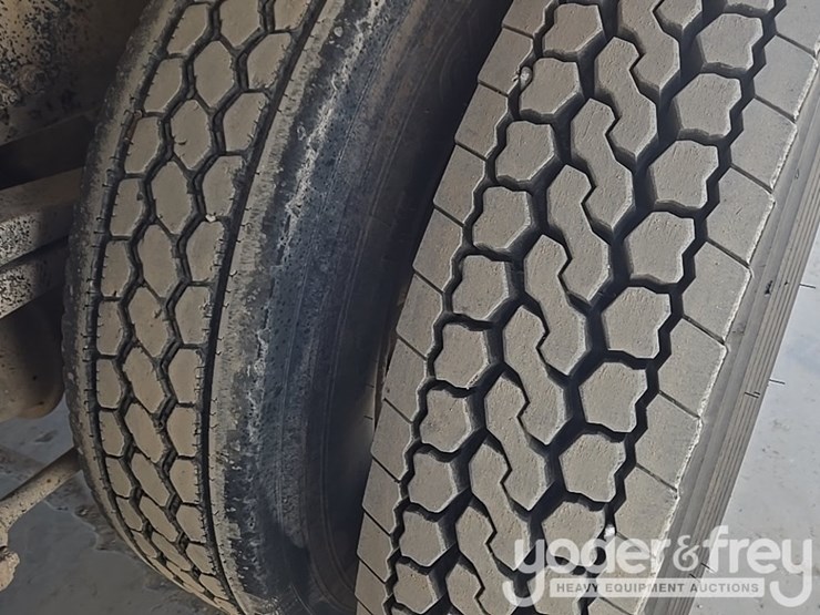 2017-freightliner-m2-106-image-14