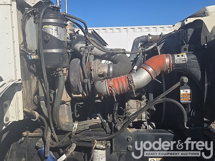 2009-peterbilt-335-image-43