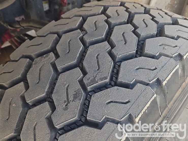 2017-freightliner-m2-106-image-10