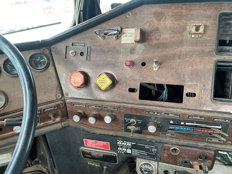 #400-•-1988-freightliner-boom-pump-truck-(has-wi-title)-(arpin,-wi)-image-71