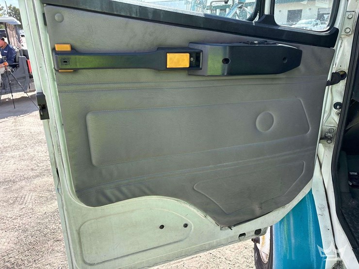 2003-freightliner-fl60-image-33