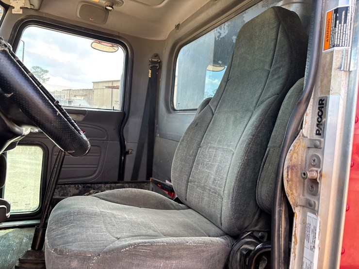 2008-peterbilt-365-image-24