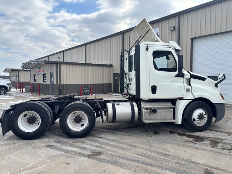 2018-freightliner-cascadia-126-image-4