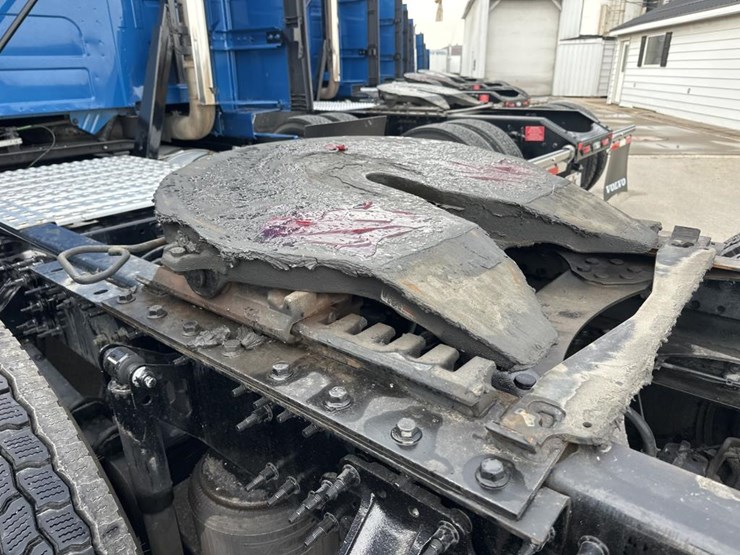 #2225-•-2024-volvo-vnl-sleeper-cab-semi-truck-tractor-image-28