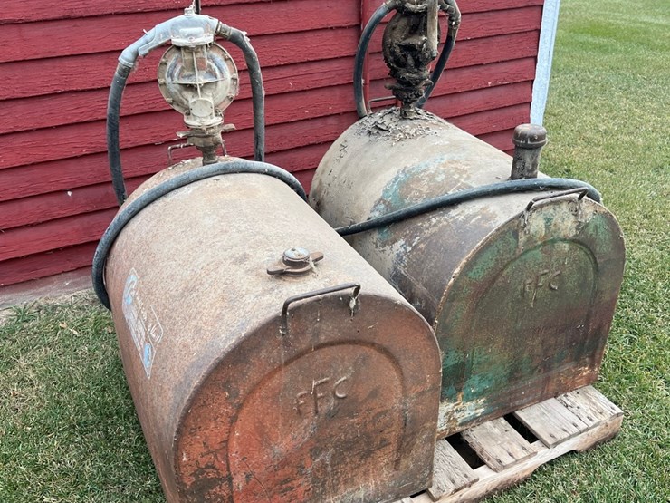lot-40.-70-gallon-service-tank-with-hand-pump,-stored-inside-(bid-is-for-green-tank)-image-2