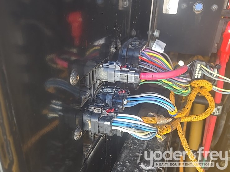 2016-caterpillar-335fl-image-62