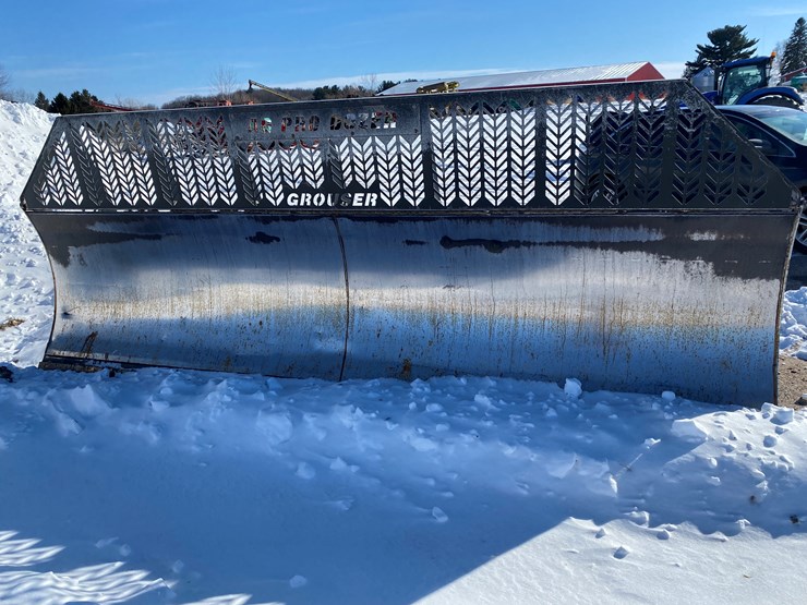 2011-new-holland-390-image-39