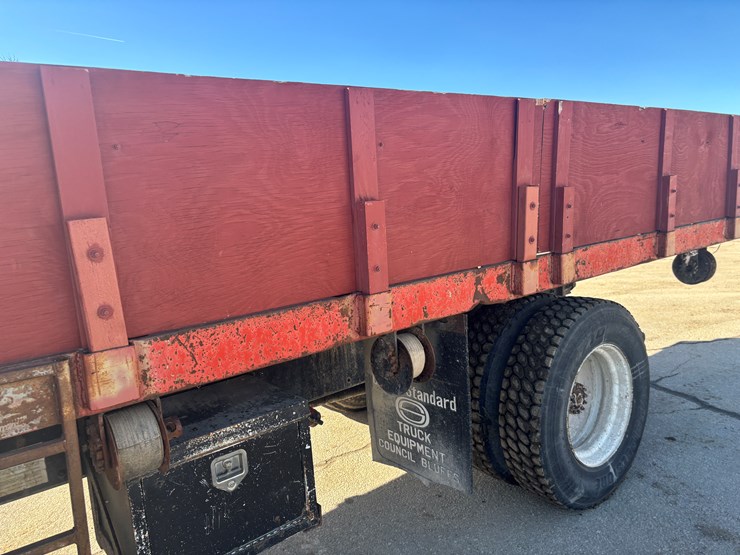 freightliner-fl70-image-37