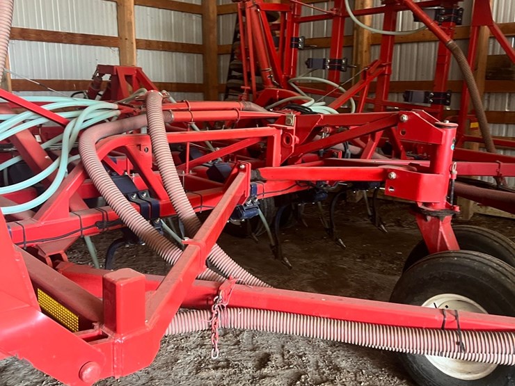 lot-10.-morris-air-seeder,-tow-between-with-10"-eagle-beaks,-new-seed-meter-unit,-pristine-condition,-always-shedded,-highly-maintained,-none-nicer-image-33