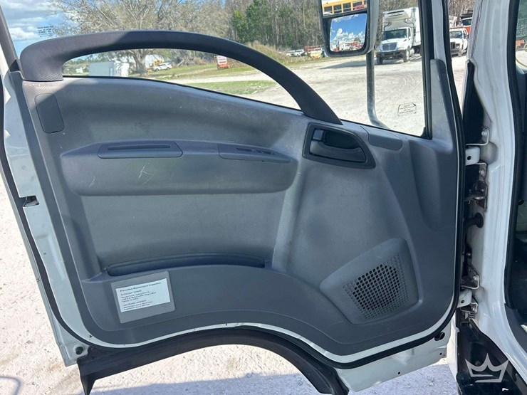 2016-isuzu-npr-image-16