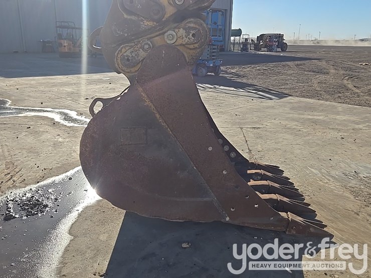 2016-caterpillar-335fl-image-9