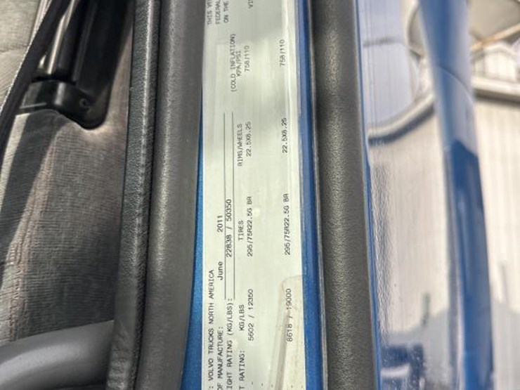 2012-volvo-10-image-67