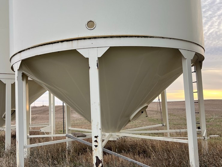 lot-45.-3,000-bu.-meridian-hopper-bin-image-11