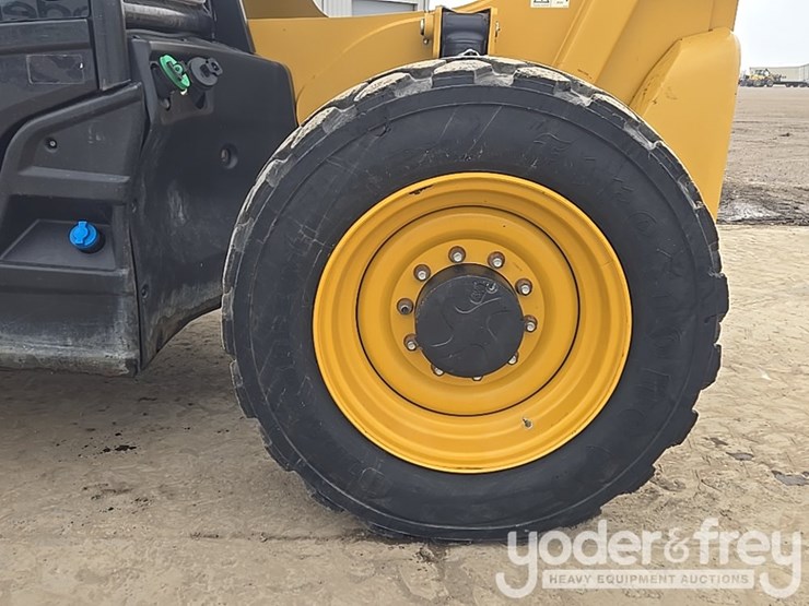 2018-caterpillar-tl1055d-image-7