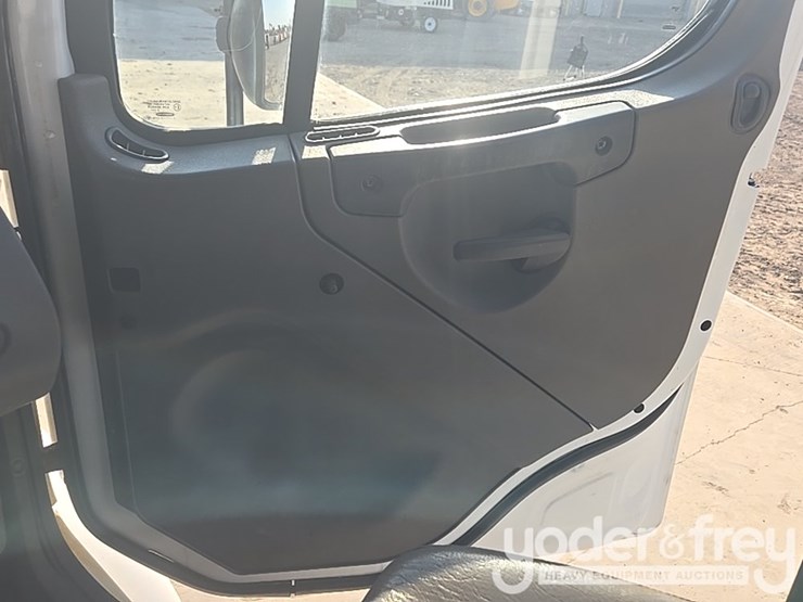 2020-freightliner-m2-106-image-62