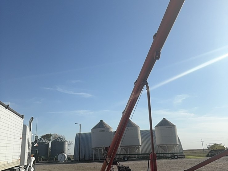 sakundiak-7–33-grain-auger-with-gas-engine-with-electric-start,-equipped-with-wheat-heart-drag-auger-image-12