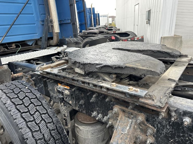 #2231-•-2016-volvo-vnl-sleeper-cab-semi-image-25