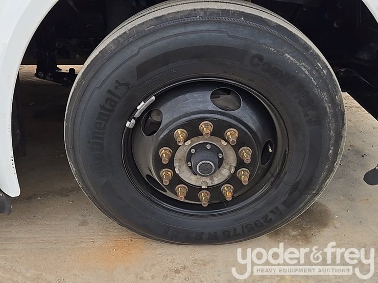 2019-peterbilt-579-image-15