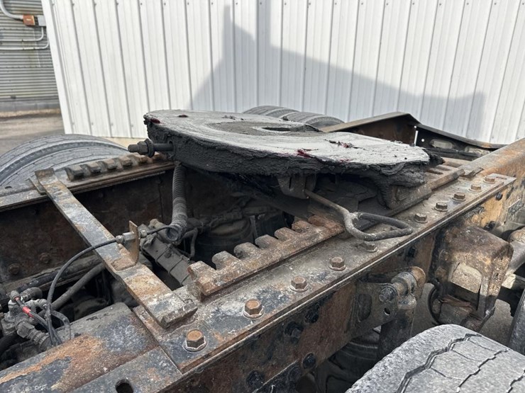 2003-volvo-10-image-26