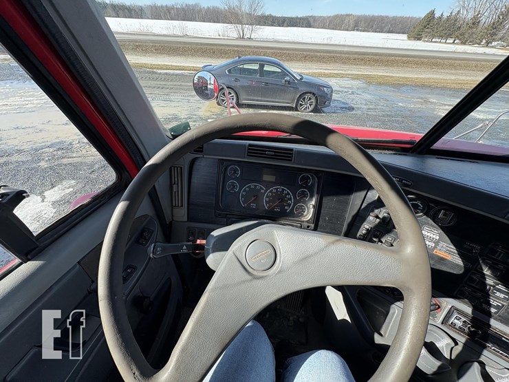 2004-freightliner-columbia-112-image-25