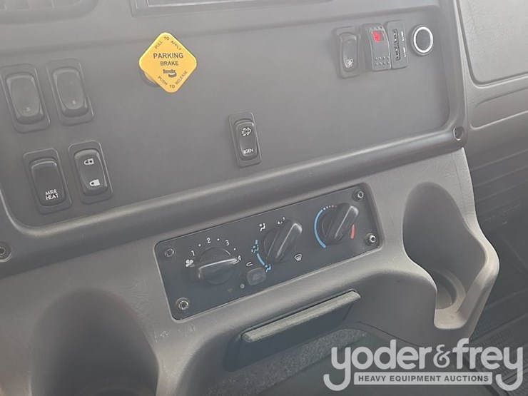 2021-freightliner-m2-106-image-115