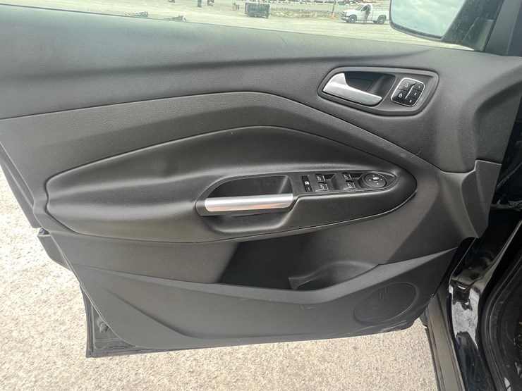 2014-ford-escape-titanium-image-27