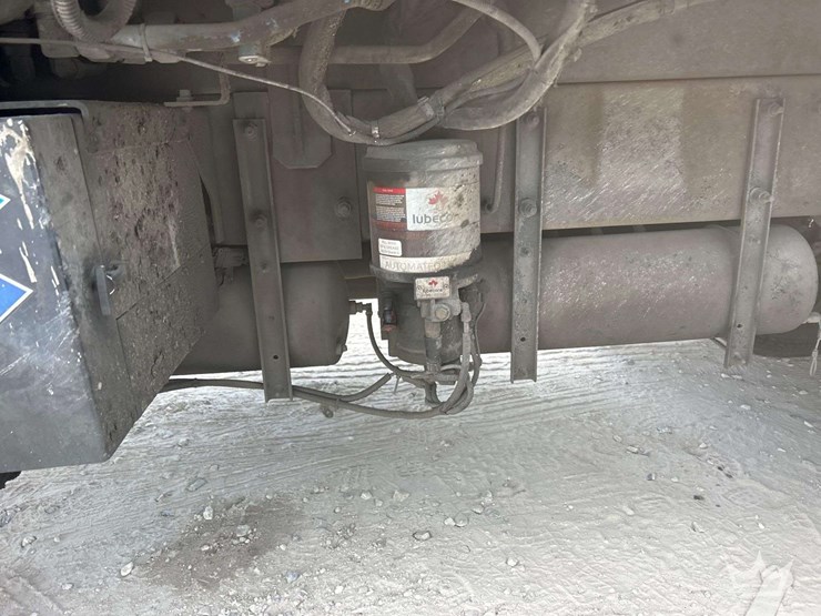 2017-peterbilt-320-image-21