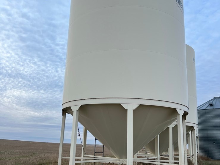 lot-44.-3,000-bu.-meridian-hopper-bin-image-9