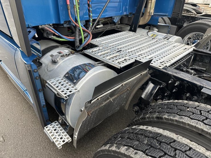 #2225-•-2024-volvo-vnl-sleeper-cab-semi-truck-tractor-image-14