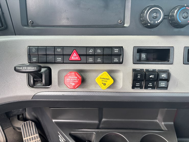 2018-freightliner-cascadia-126-image-38