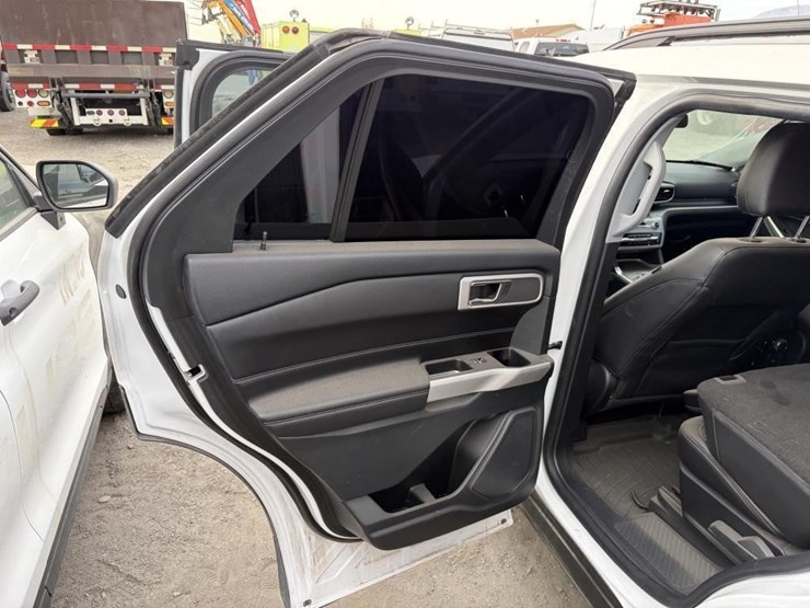 2021-ford-explorer-image-16