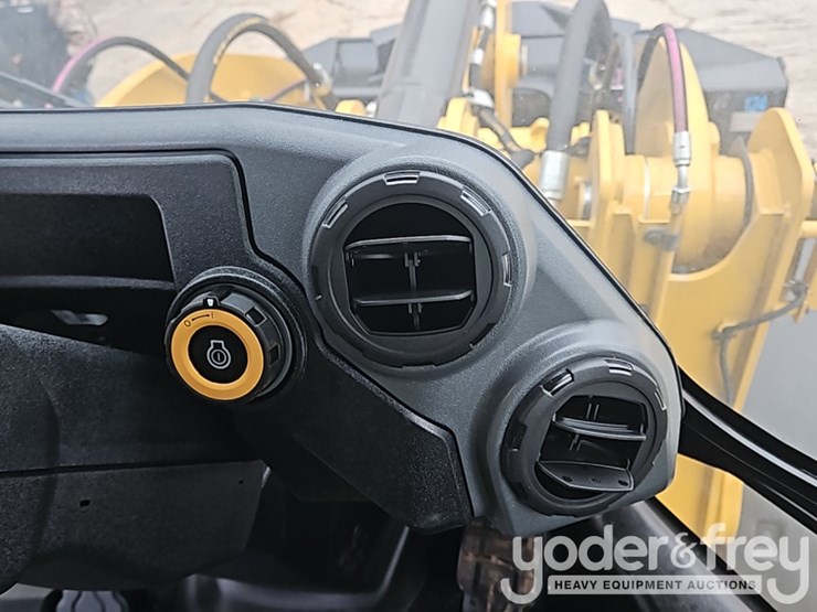 2026-caterpillar-926-image-39