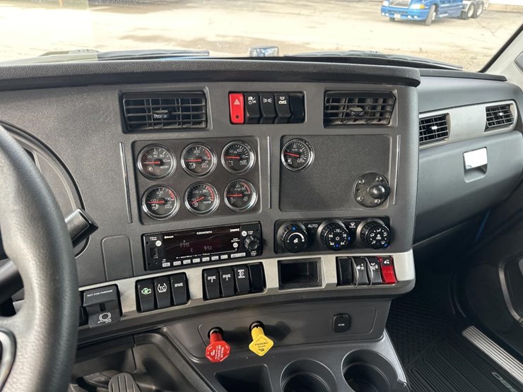 2022-kenworth-t680-image-44