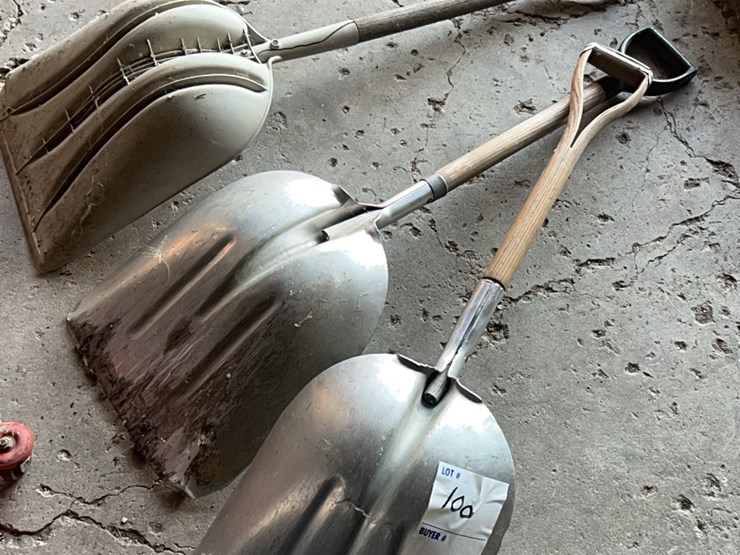 (3)-grain-shovels,-two-are-aluminum,-one-is-plastic-image-3