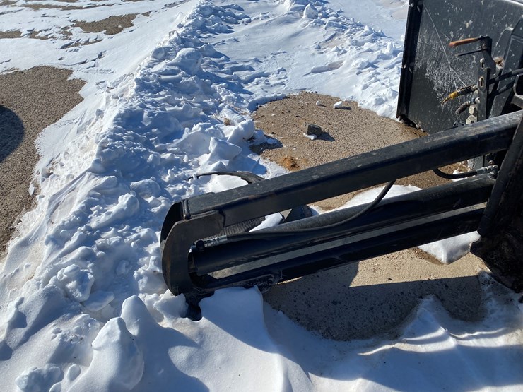 2011-new-holland-390-image-49