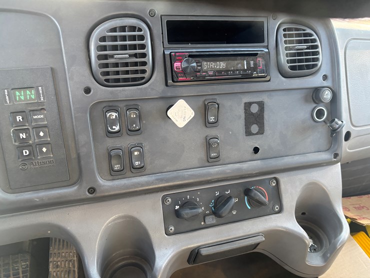 #2294-•-2013-freightliner-m2-flatbed-truck-image-34