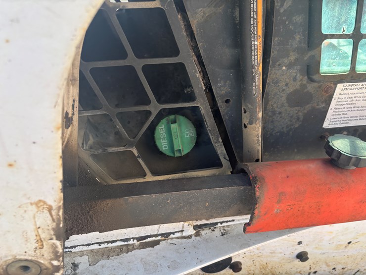 2007-bobcat-t300-image-44