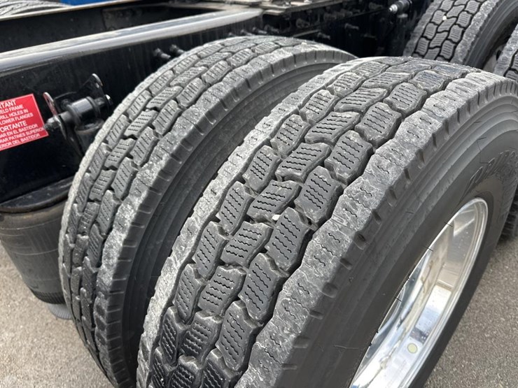 #2225-•-2024-volvo-vnl-sleeper-cab-semi-truck-tractor-image-63