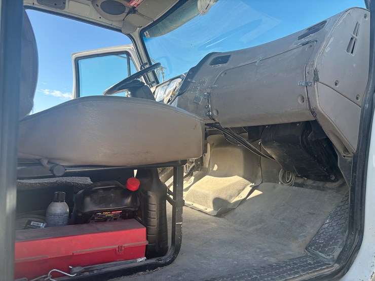 2005-sterling-lt8500-image-25