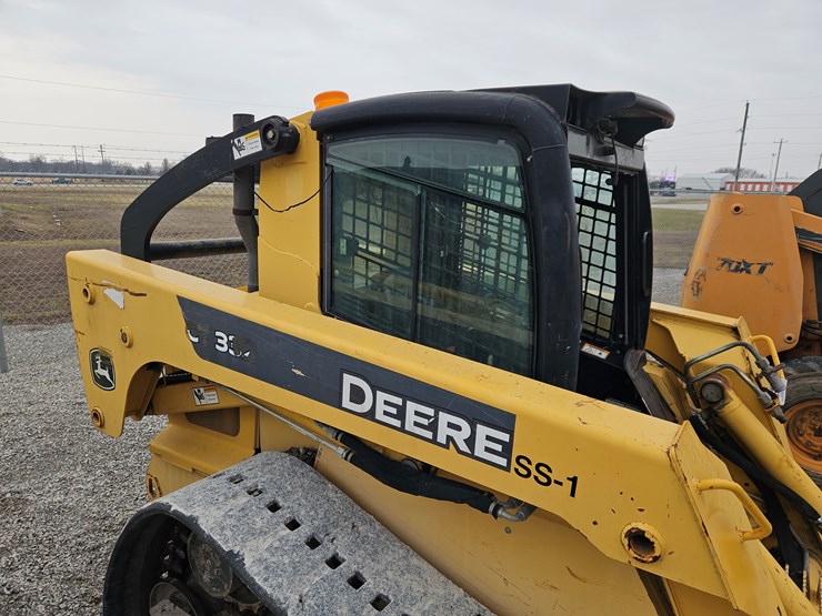 2007-deere-ct332-image-14
