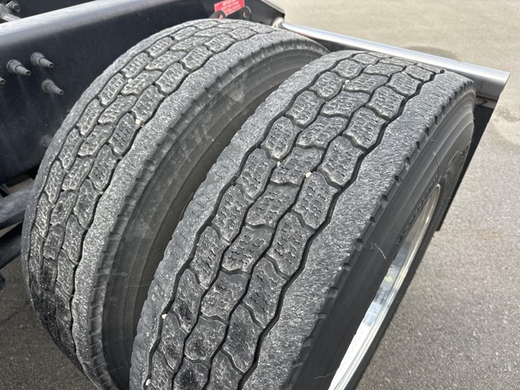 #2226-•-2024-volvo-vnl-sleeper-cab-semi-truck-tractor-image-58