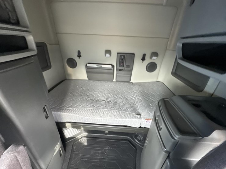 2022-volvo-10-image-49